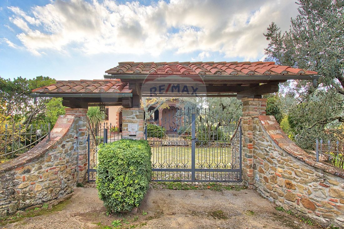 Villa in Monte San Savino, Tuscany, Italy 2 - 16713611