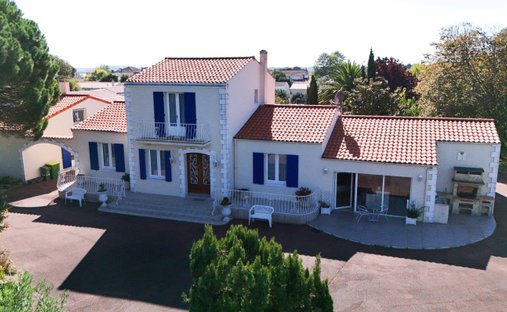 House in Le Chateau-d'Oleron, Nouvelle-Aquitaine, France 1