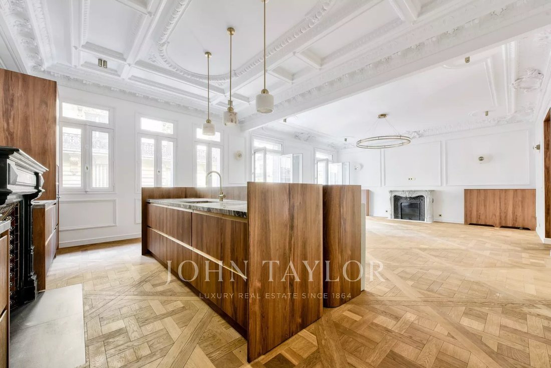Apartment in Triangle d'Or, Paris 8e Arrondissement, Paris 4 - 16711106