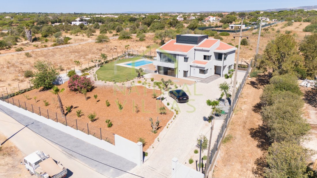 House in Quarteira, Algarve, Portugal 1 - 16488128