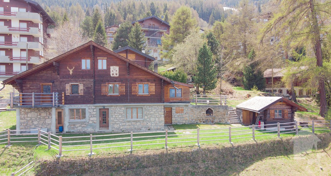Large Three Bedroom Chalet In The Center Of La Tzoumaz