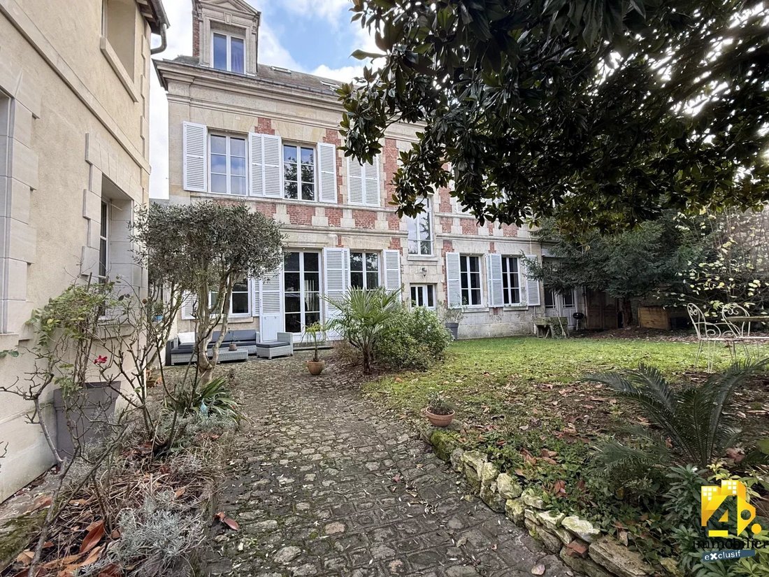Estate in Compiegne, Hauts-de-France, France 1 - 16715528