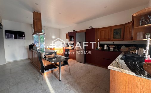 Castle for Sale in Pézenas, Occitanie, France