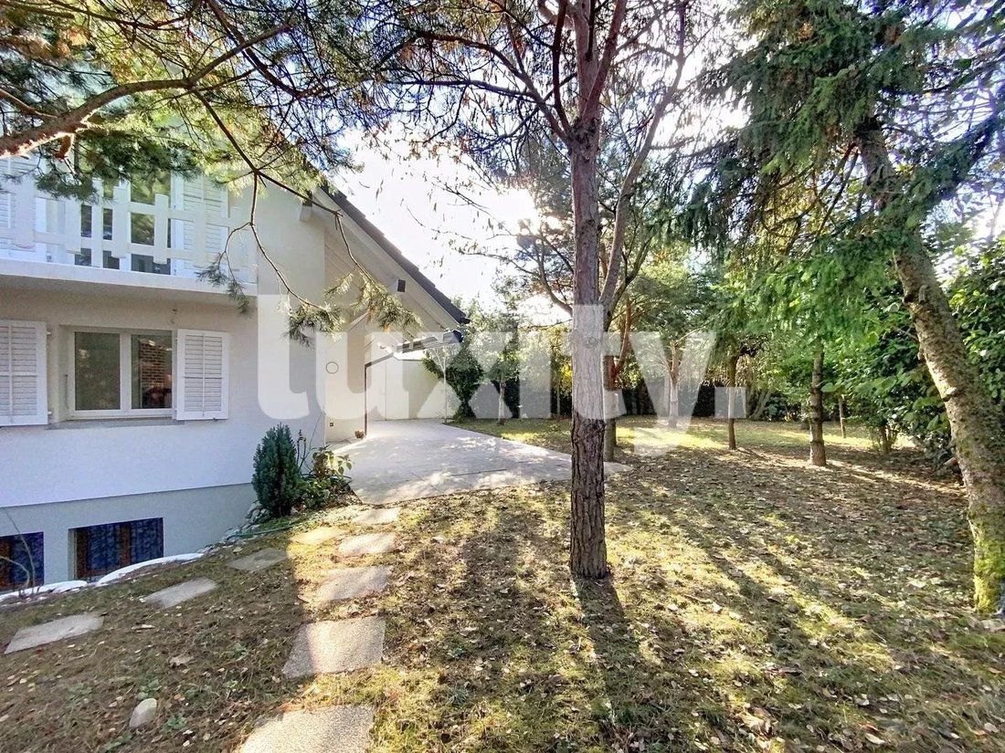 Elegant Villa With Large Garden And Private Studio, A Haven Of Tranquility.