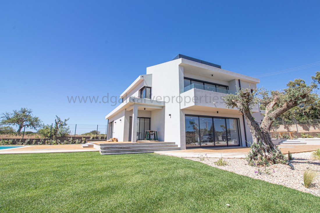 Villa in Quarteira, Algarve, Portugal 1 - 15248716