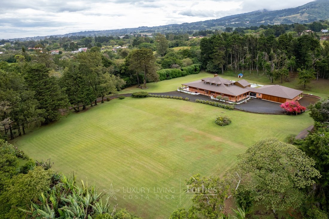 House in Cinco Esquinas, San José Province, Costa Rica 5 - 15648860