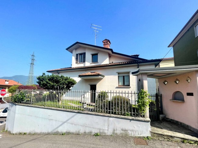 Villa in Alzano Lombardo, Lombardy, Italy 1 - 16279142