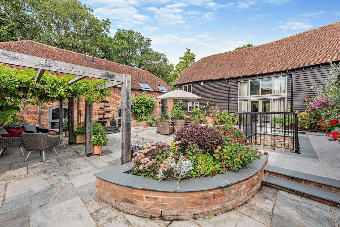 House in Chiddingfold, England 3 - 16720412