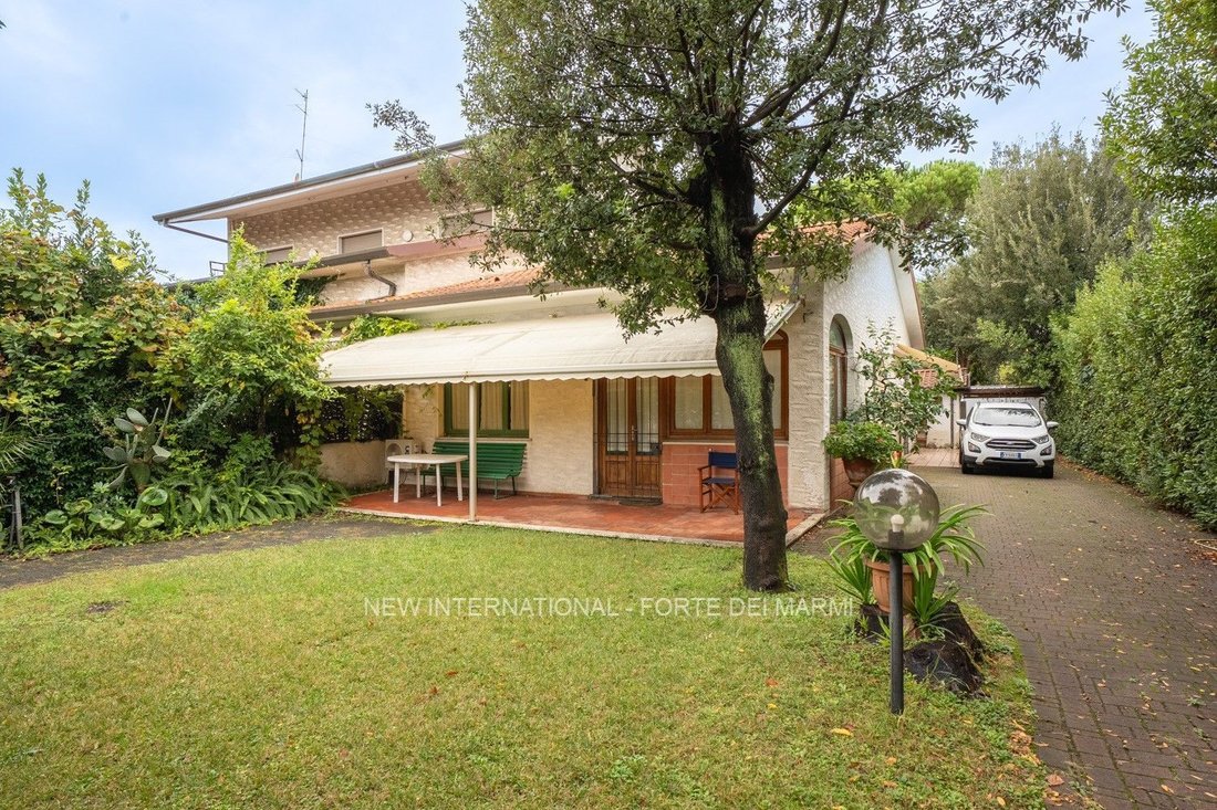 House in Vittoria Apuana, Forte dei Marmi, Tuscany 2 - 16725694