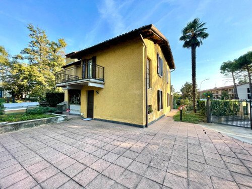 Villa in Alzano Lombardo, Lombardy, Italy 2 - 15411235