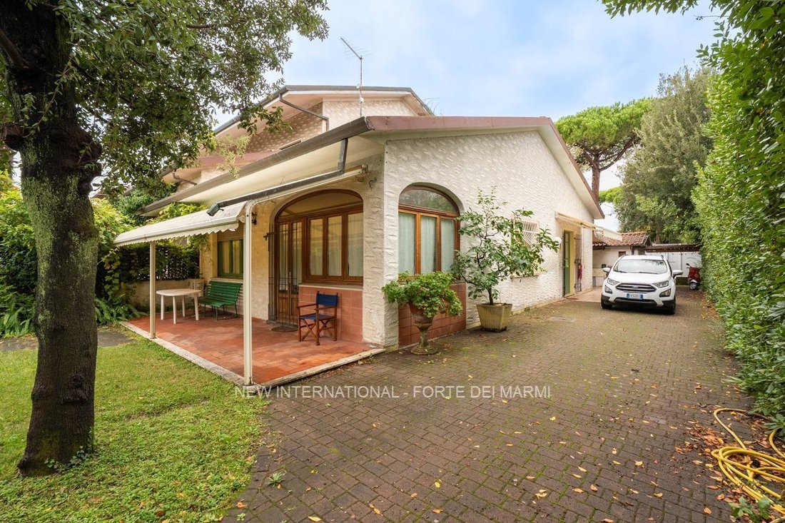 House in Vittoria Apuana, Forte dei Marmi, Tuscany 3 - 16725694