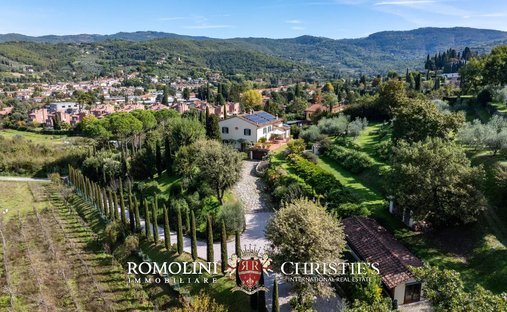 Millennial Castle In The Hills Of Arezzo