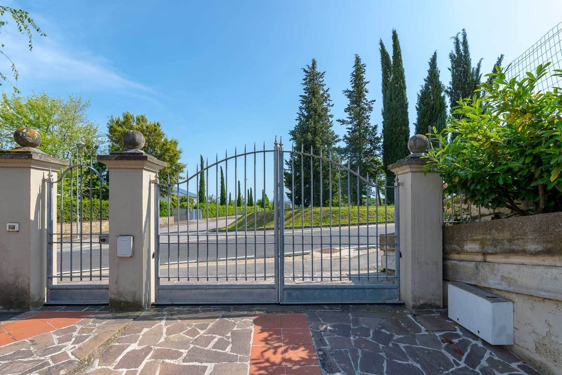 Villa in Monte San Savino, Tuscany, Italy 2 - 16723702