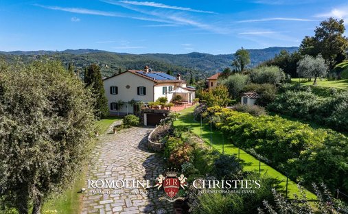 Millennial Castle In The Hills Of Arezzo