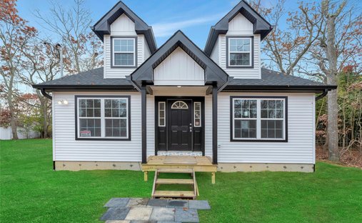 House in Shirley, New York, United States 1