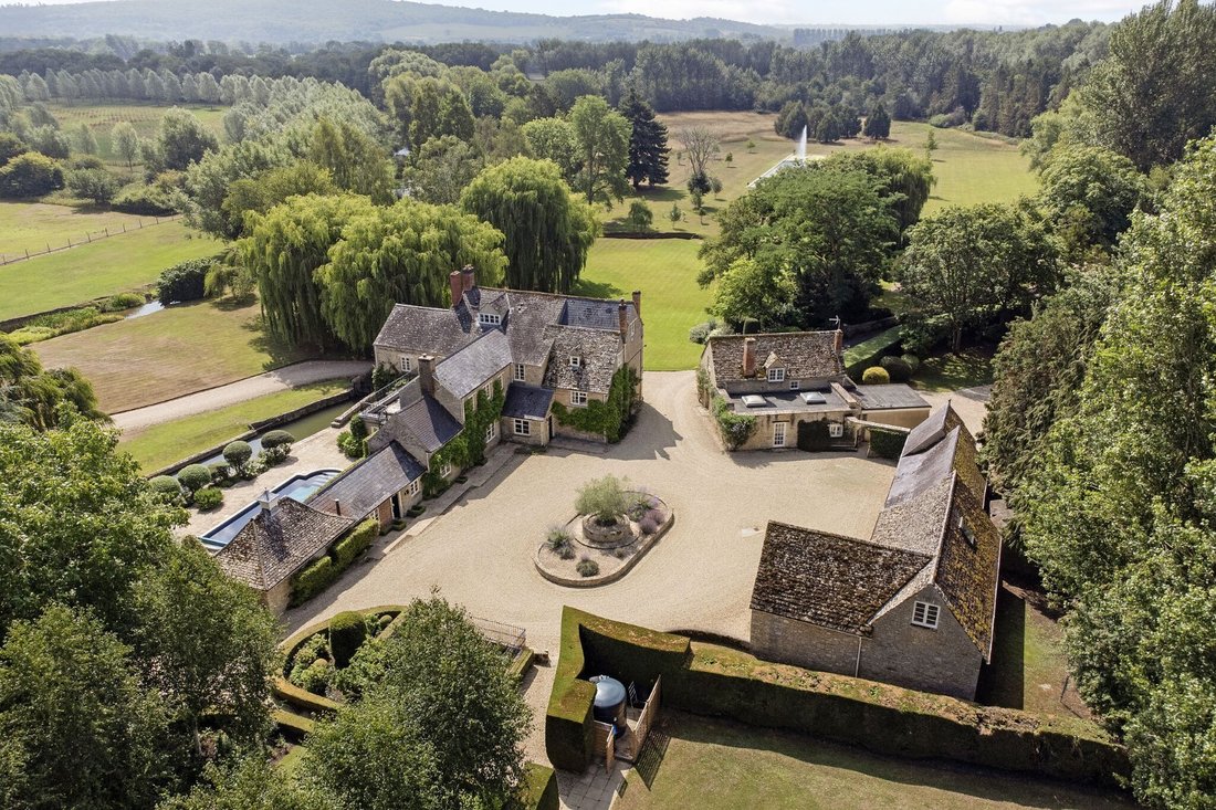 House in Eynsham, England 3 - 16720196