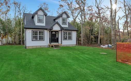 House in Shirley, New York, United States 1