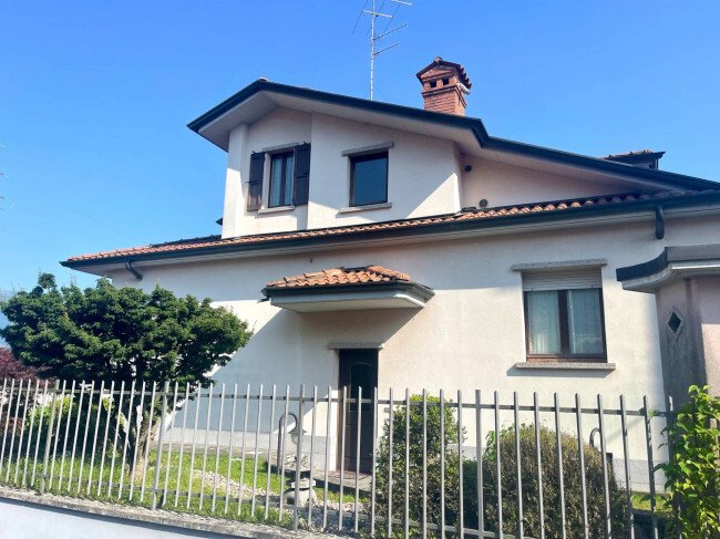 Villa in Alzano Lombardo, Lombardy, Italy 2 - 16279142