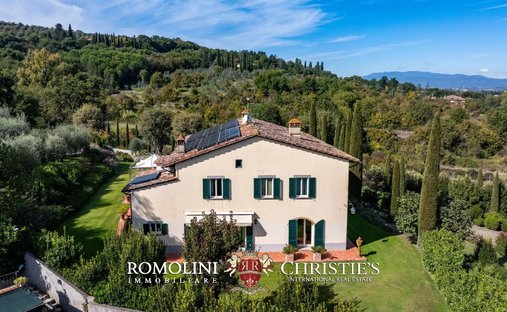 Millennial Castle In The Hills Of Arezzo