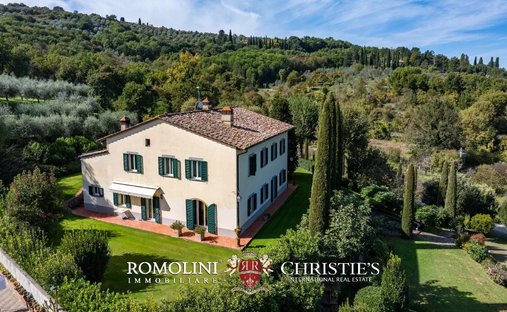 Millennial Castle In The Hills Of Arezzo