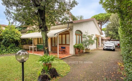 House in Vittoria Apuana, Forte dei Marmi, Tuscany 1
