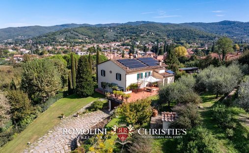 Millennial Castle In The Hills Of Arezzo