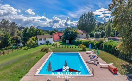 Villa in Castiglione di Garfagnana, Tuscany, Italy 1
