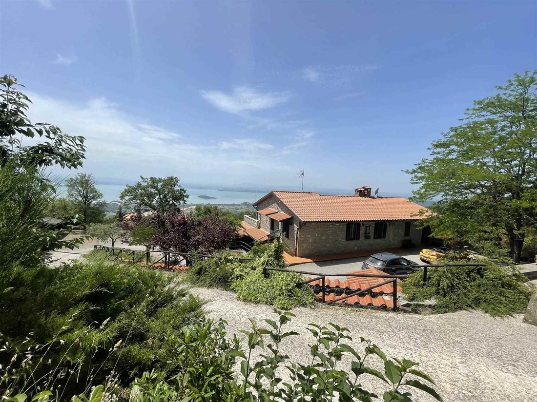 Villa in Tuoro sul Trasimeno, Umbria, Italy 1 - 16722826