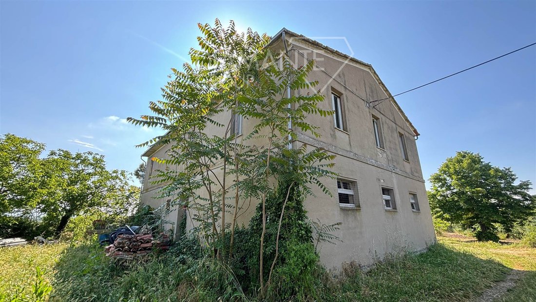 Farm Ranch in Castiglione del Lago, Umbria, Italy 3 - 16725051