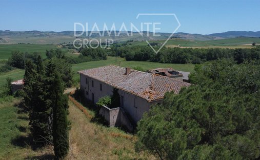 Castle for Sale in Castiglione d'Orcia, Tuscany, Italy