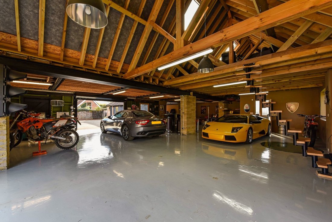 House in Billingshurst, England 1 - 16720663