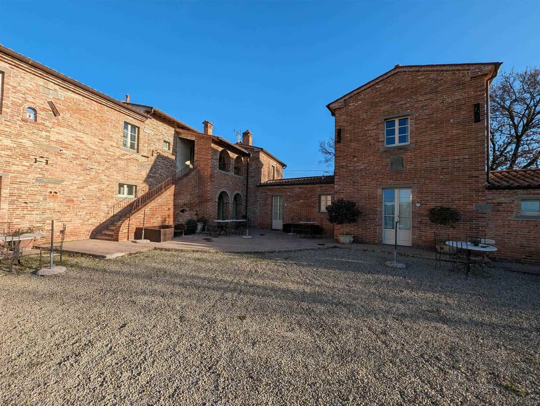 Farm Ranch in Foiano della Chiana, Tuscany, Italy 3 - 16725082