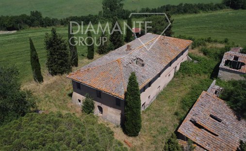 Castle for Sale in Castiglione d'Orcia, Tuscany, Italy