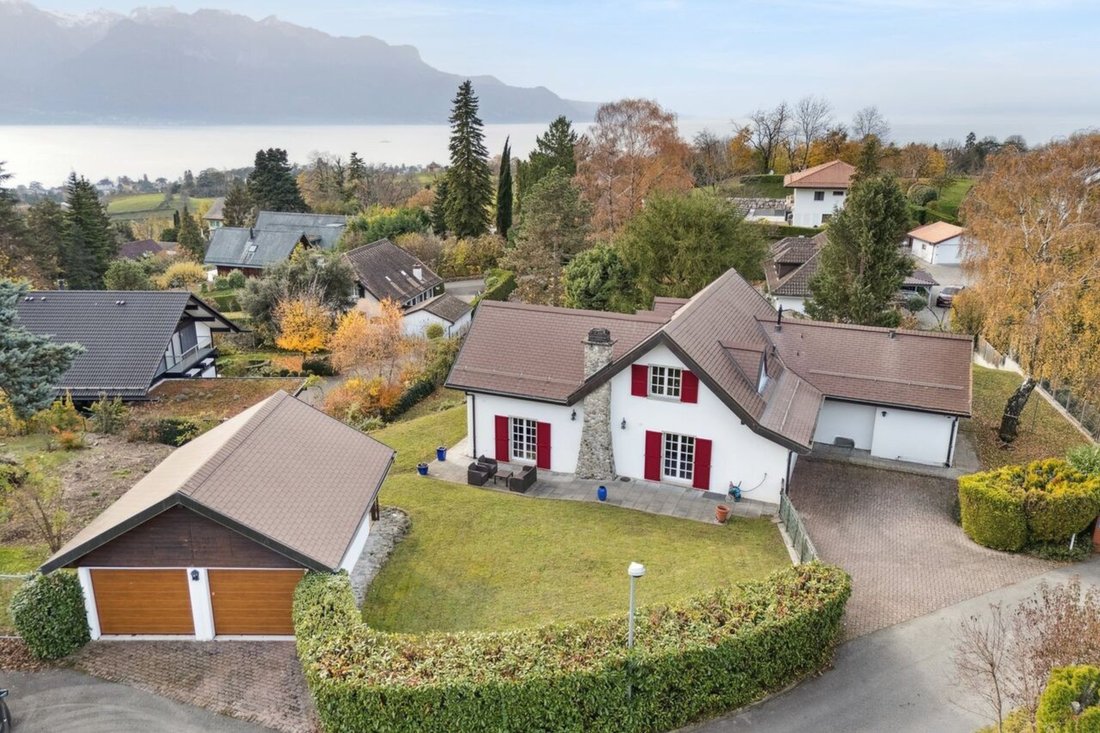 Luxurious Detached Villa In Sought After Neighborhood