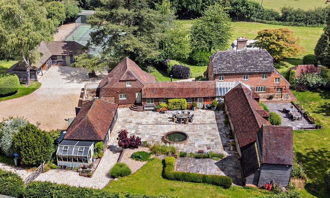 House in Bolney, England 2 - 16720761