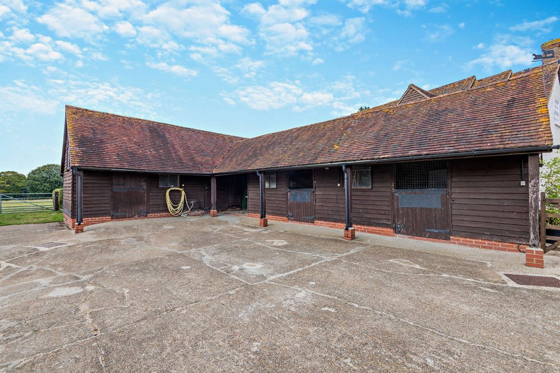 House in Horsham, England 3 - 16720722