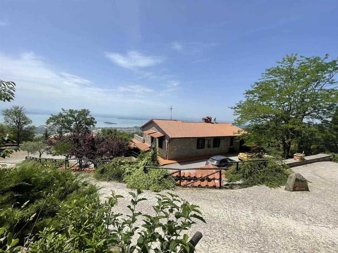 Villa in Tuoro sul Trasimeno, Umbria, Italy 2 - 16722826