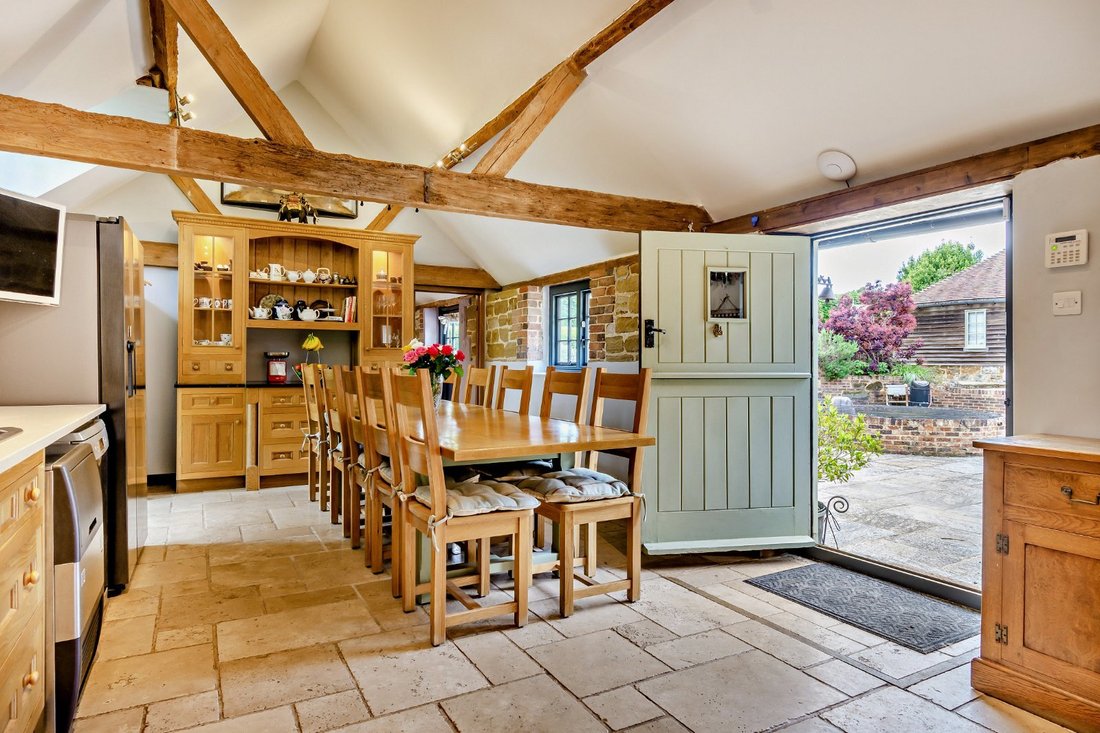 House in Bolney, England 3 - 16720761