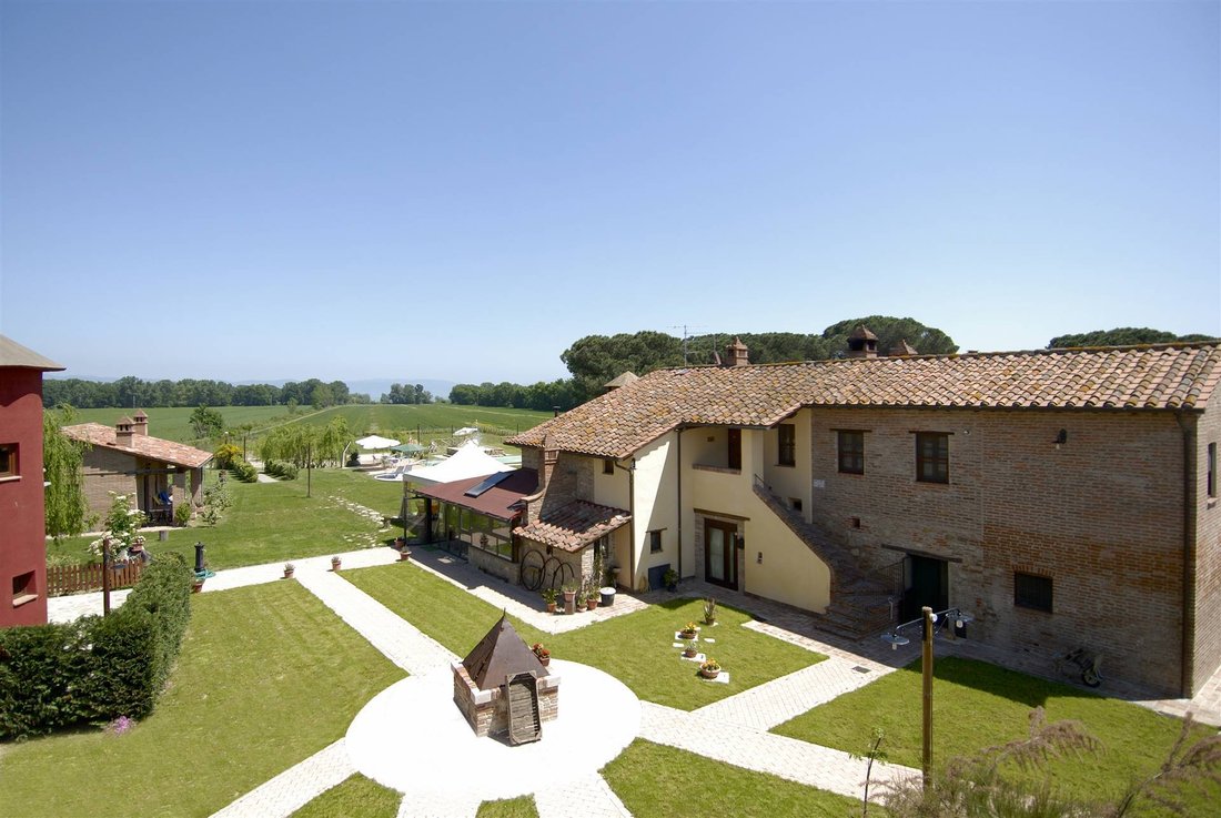Farm Ranch in Castiglione del Lago, Umbria, Italy 1 - 16724161