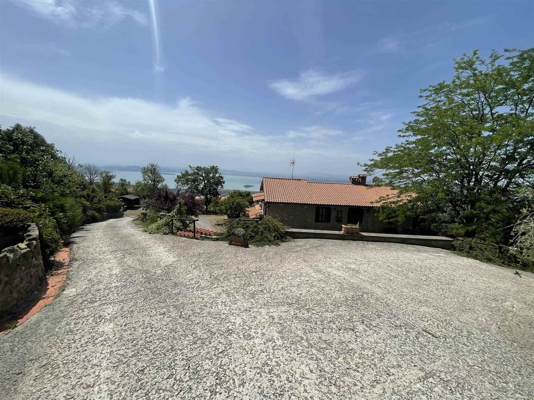 Villa in Tuoro sul Trasimeno, Umbria, Italy 3 - 16722826