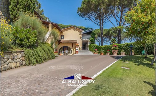 Millennial Castle In The Hills Of Arezzo