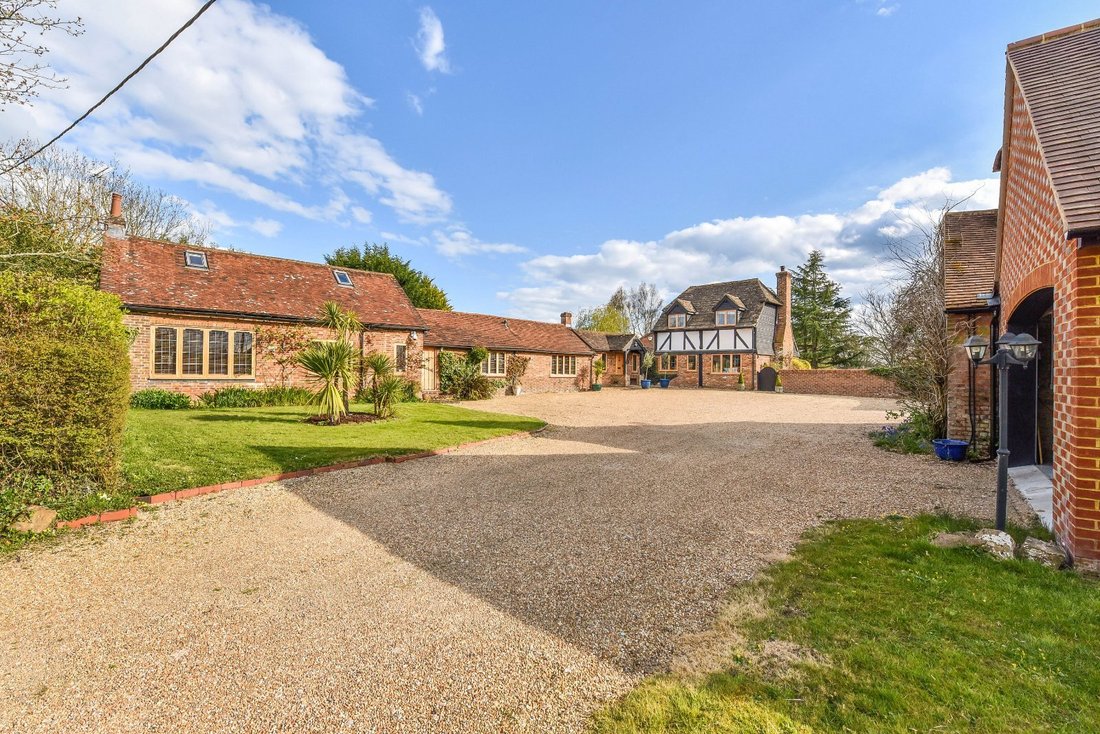 House in Billingshurst, England 2 - 16720663