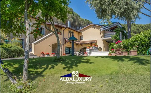 Millennial Castle In The Hills Of Arezzo