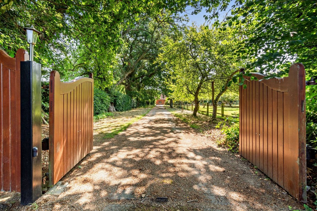 House in Nuthurst, England 2 - 16720805