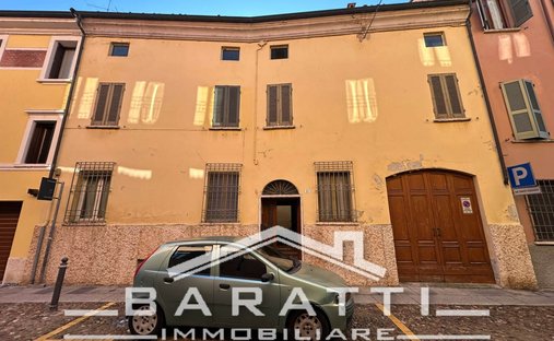 Townhouse in Historic Center, Mantua, Lombardy 1