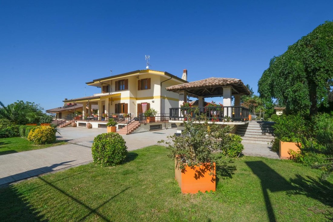 Villa in Frascati, Lazio, Italy 4 - 16722461