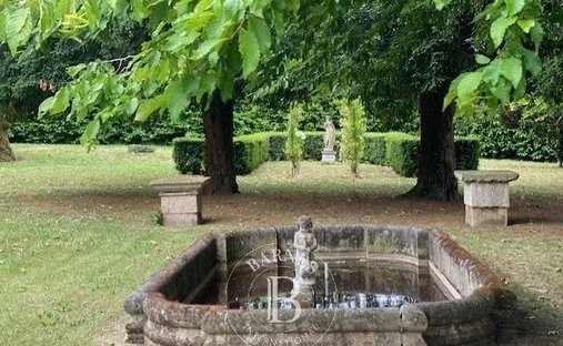 Beautiful Manoir In Enclosed Private Parkland Garden Close To Amenities In Melle, Close To Niort.