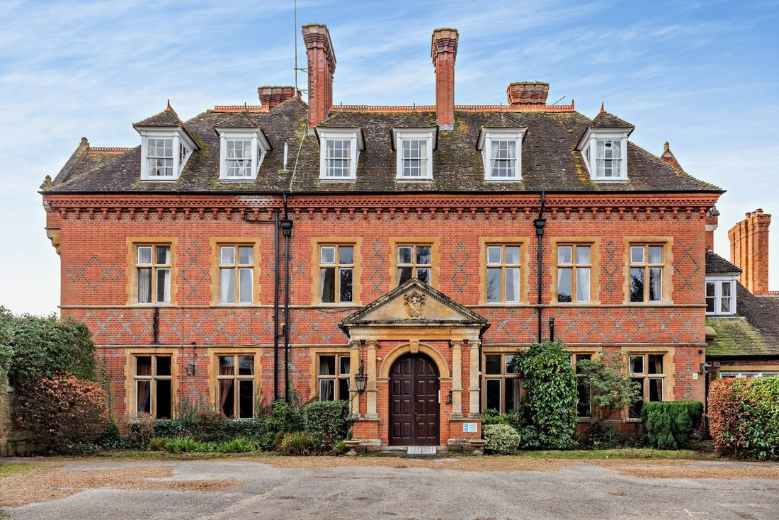 House in Compton, England 4 - 16720655