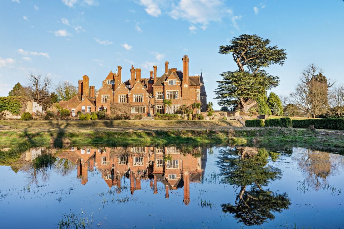 House in Compton, England 5 - 16720655