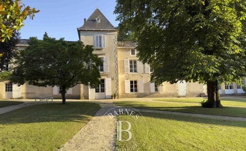 Beautiful Manoir In Enclosed Private Parkland Garden Close To Amenities In Melle, Close To Niort.